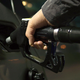 Imagen para el artículo titulado Qué hacer si te confundes y le echas diesel a un automóvil con motor de gasolina